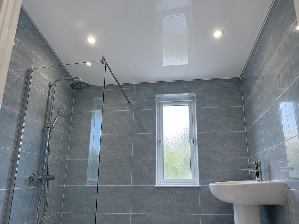 Gloss ceiling in a shower room