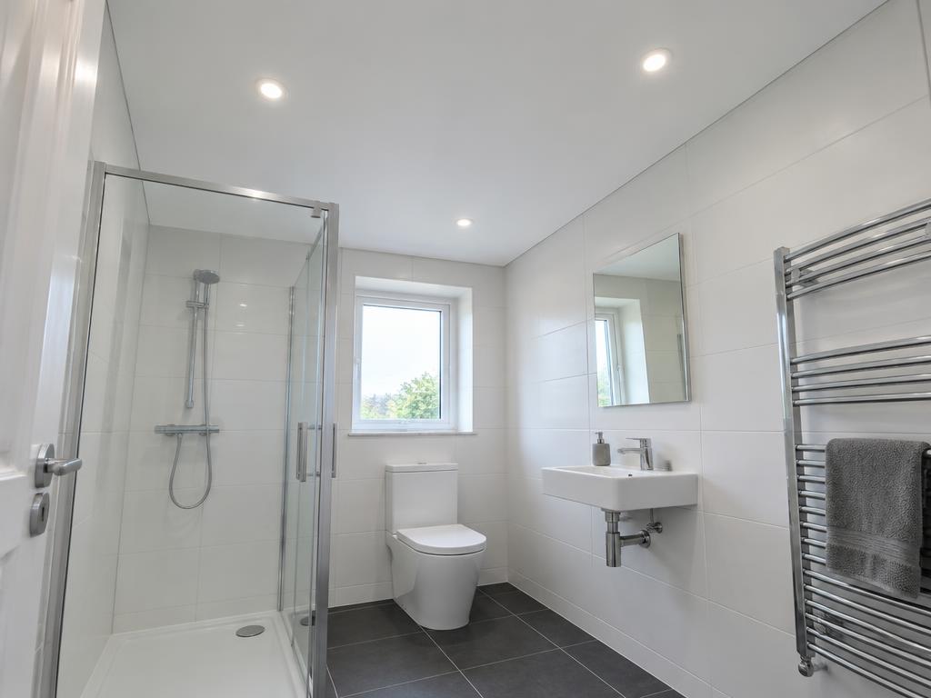 Matt en-suite ceiling with spotlights
